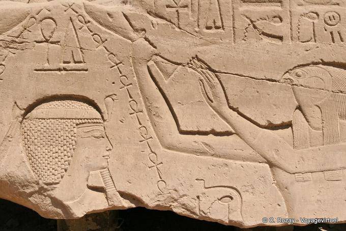 Horus eo rei da barba falsa, relevo, Templo de Karnak - Egipto