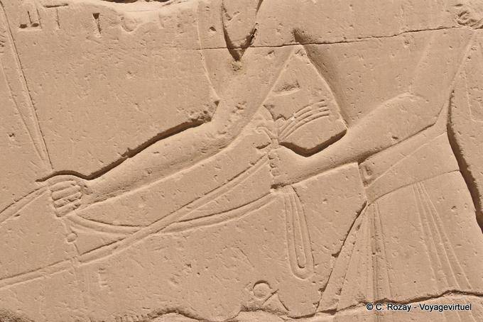 Fragmento de alívio, o braço segurando as rédeas, templo de Karnak - Egipto