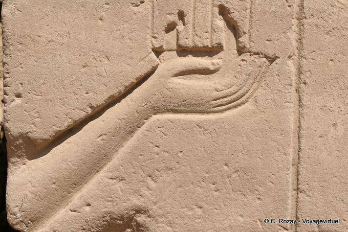 Mão segurando um fragmento oferecendo alívio, templo de Karnak - Egipto
