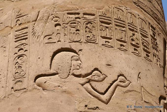 Relevo em uma coluna do grande salão hipostilo, Karnak - Egipto