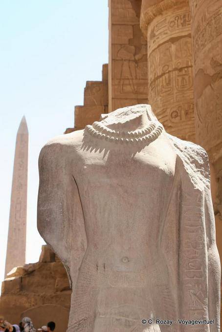 Estátua decapitado usando um colar, templo de Karnak - Egipto