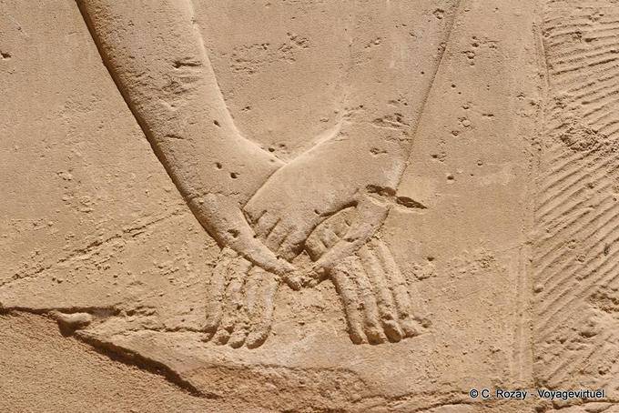 Elegância da arte egípcia, as mãos se encontram, Karnak - Egipto