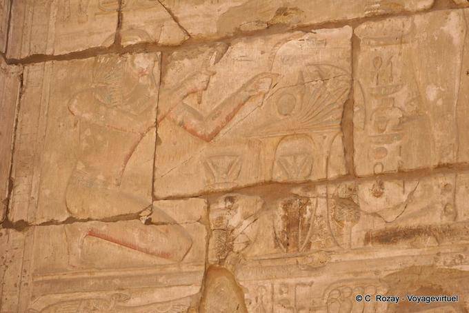 Joelhos Sethi fazer uma oferenda, templo de Karnak - Egipto