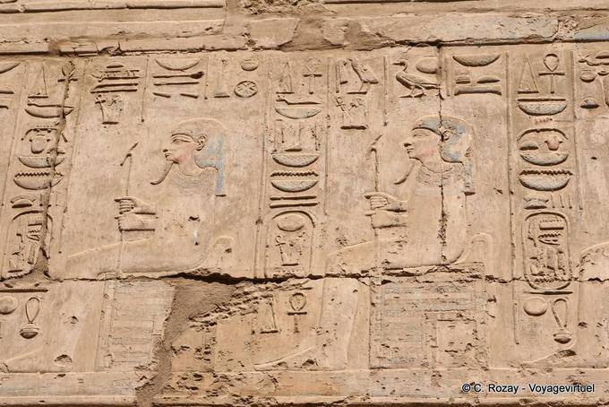 Marcas de cor em sentou segurando Faraós foi cetro, emblema do nomo de Tebas, Karnak - Egipto