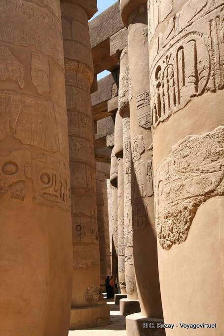 Entre as colunas do salão hypostyle da delegacia de Amon-Re, Karnak - Egipto