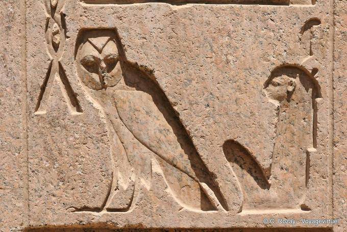 Coruja da sabedoria, Unilitère m, relevo recesso, templo de Karnak - Egipto