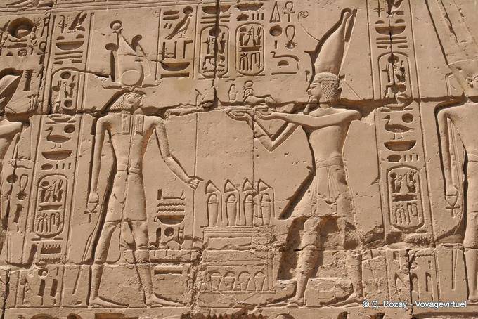 Oferta de cena sphynx Horus pelo rei, relevo, Templo de Karnak - Egipto