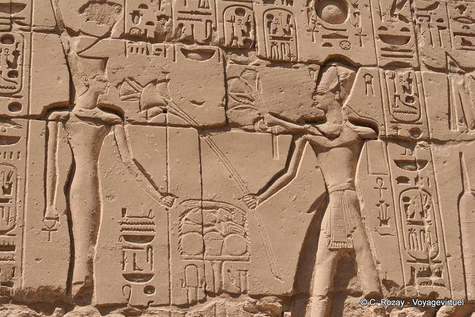Alívio da oferta ao deus do rei, cercado por cartuchos com hieróglifos, Karnak - Egipto