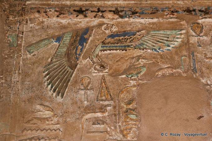Horus voar com as cores no céu à noite, Akh-menu, templo de Karnak - Egipto