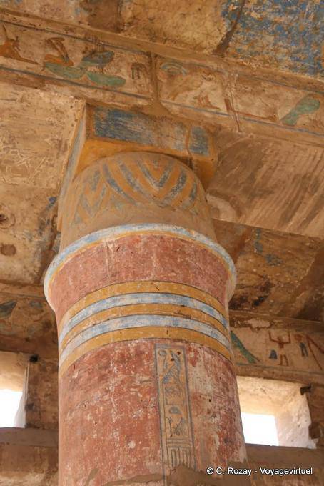 Akh-menu, uma coluna decorado no salão, templo de Karnak - Egipto