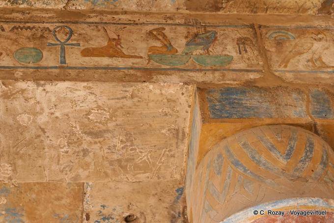 Decoração na parte superior da coluna e verga, tempo cores Akh-Menou, Karnak - Egipto