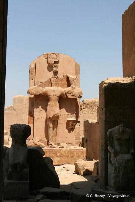 Estátua da Triad: Amon, Mut e Khonsu, templo de Karnak - Egipto