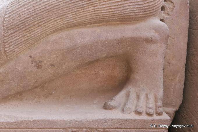 Feche acima de um pé esculpido, templo de Karnak - Egipto