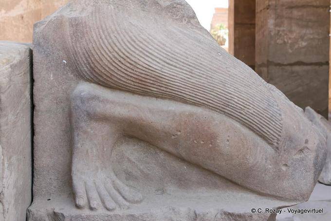 Finesse de uma escultura truncado, Ennead, templo de Karnak - Egipto