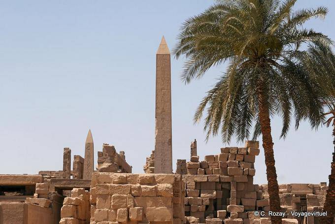 A palma da mão e obeliscos, sítio arqueológico de Karnak - Egipto