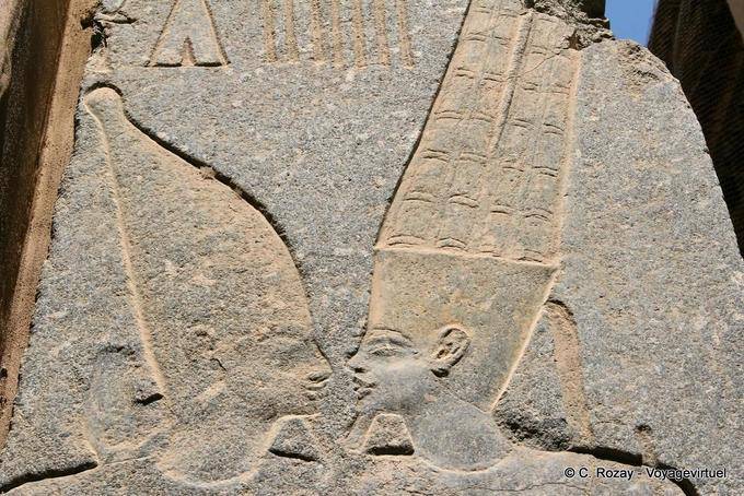 Concentre-se nos rostos de Amon e Mut, o senhor par de Karnak - Egipto