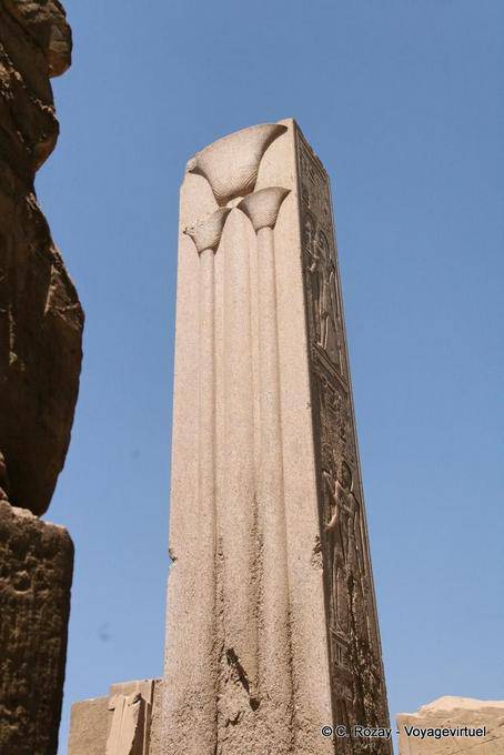 Coluna heráldico Tutmés III - É decorado com lírios do Sul, Karnak - Egipto
