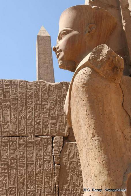 Cruzando perspectivas, Amon, hieróglifos e top de obelisco, templo de Karnak - Egipto