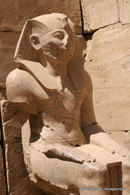Tutmés III sentou em um canto, Karnak - Egipto