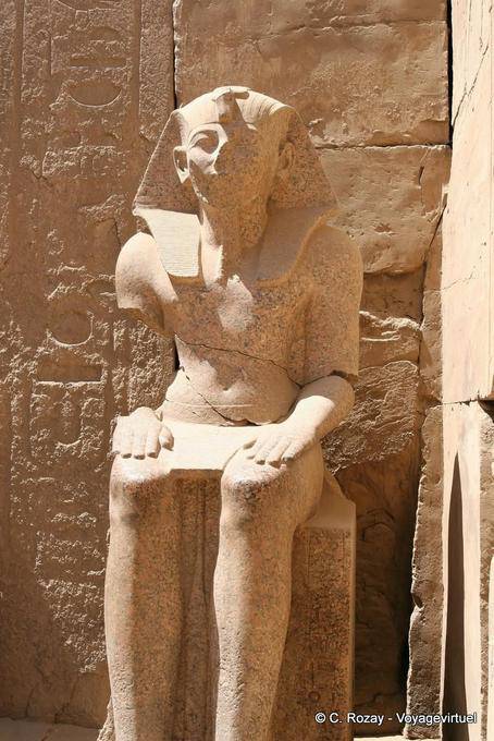 Karnak vista estátua templo frente de Tutmés III - Egipto