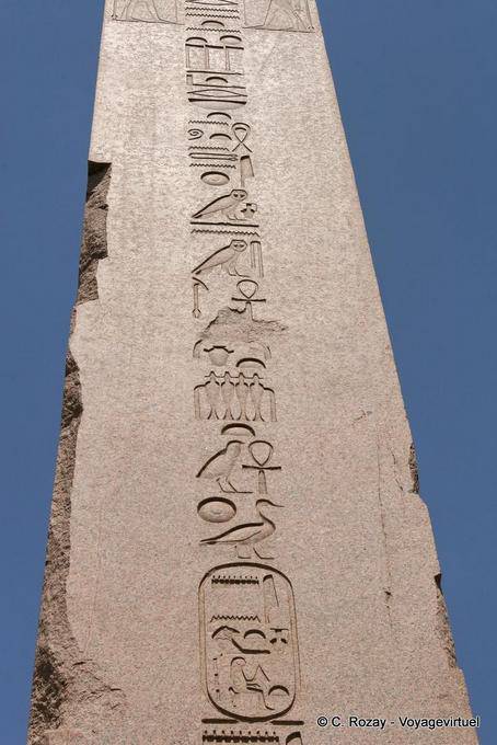 Escrita hieroglífica no Obelisco do templo de Karnak - Egipto