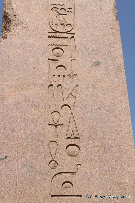 Templo de Karnak, hieróglifos close-up um obelisco - Egipto