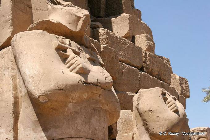 Estátuas com os braços cruzados segurando duas cruzes da vida (Ankh ou Ankh), um sinal de filiação divina, Karnak - Egipto