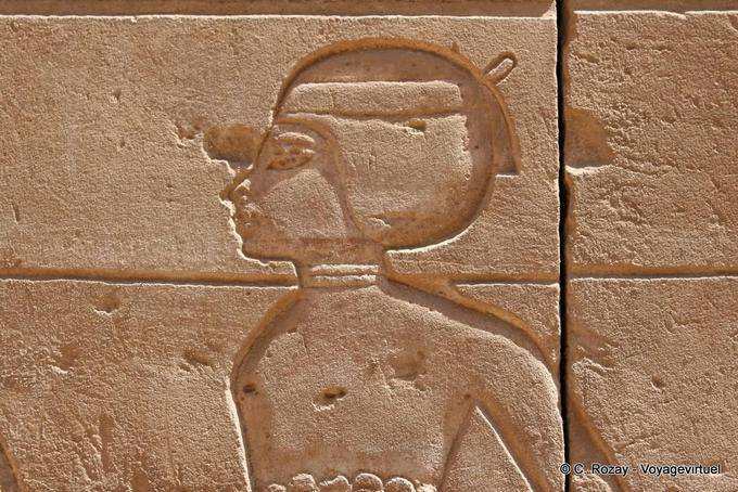 Perfil fêmea sobre os blocos de pedra, templo de Karnak - Egipto
