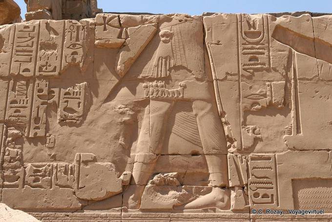 Bas Faraó traje cercado por hieróglifos, relevo, Karnak - Egipto