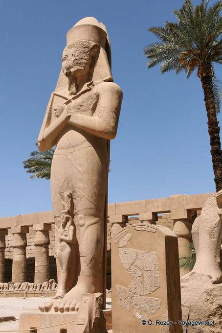 Alta estátua de Ramsés II, com sua filha e noiva real em seus pés, Karnak - Egipto