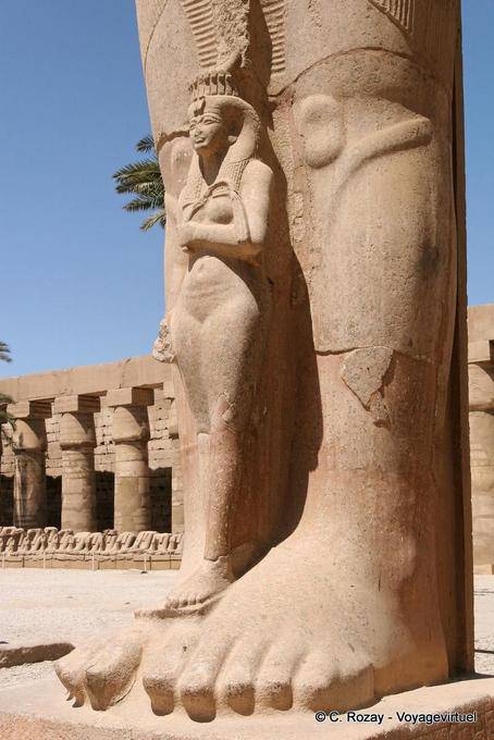 A princesa Bentata entre as pernas do colosso de pedra, Karnak - Egipto