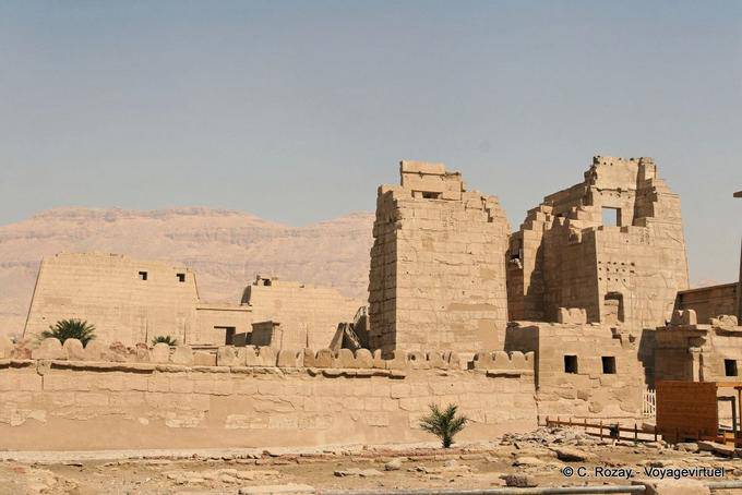 A fortaleza-temple Exterior, Medinet Habu, Luxor - Egipto