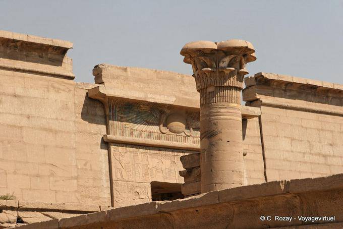 Coluna no pequeno templo da dinastia XVIII, Medinet Habu, Luxor - Egipto