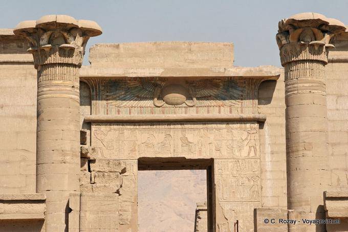 Frontão na entrada do Castelo de milhões de anos de Ramsés III, Medinet Habu - Egipto