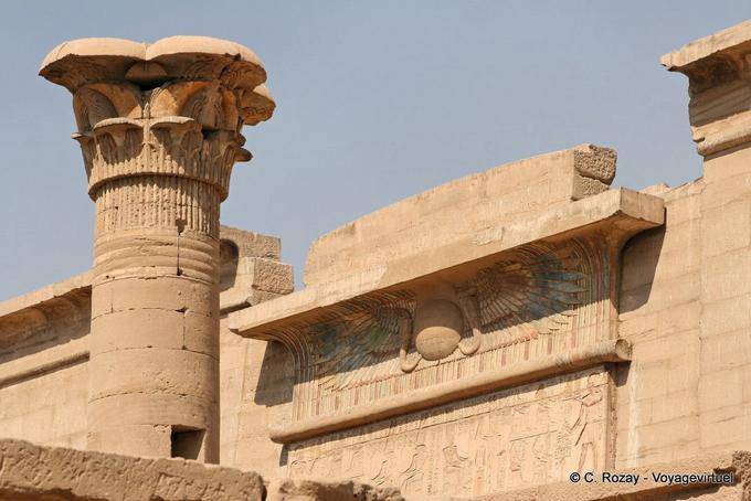 A parte superior da porta ou migdol, outro ponto de vista, Medinet Habu, Luxor - Egipto