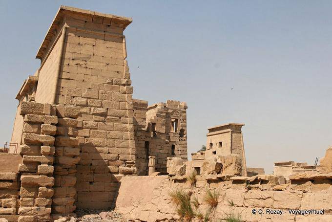 Torre fortificada atrás do poste de entrada, Medinet Habu, Luxor - Egipto