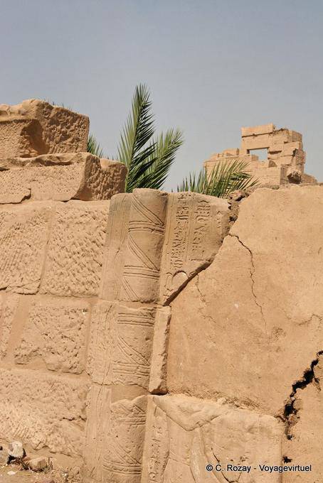 Decoração na parede exterior, templo de Amon, Medinet Habu - Egipto