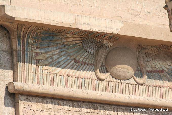 Disco solar alado e cobras que representam as deusas que protegem Alto e Baixo Egito, Medinet Habu - Egipto