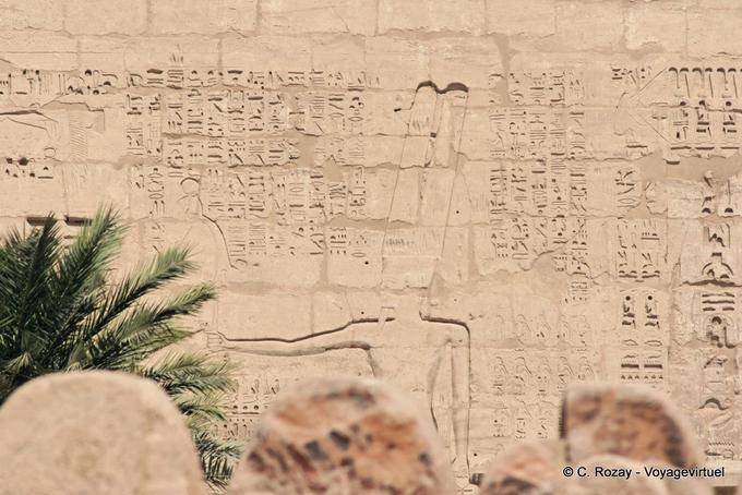 Hieróglifos e Amon-Rá no primeiro pilão do Grande Templo, Medinet Habu - Egipto
