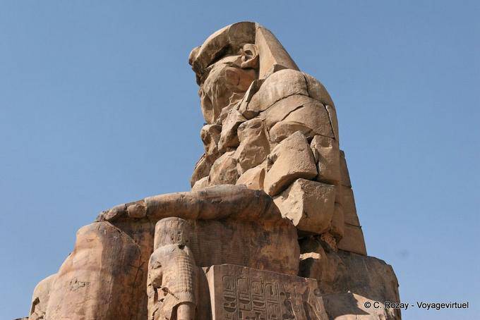Colosso de Memnon (leste), a estátua do faraó Amenhotep III (es-Salamat) - Egipto