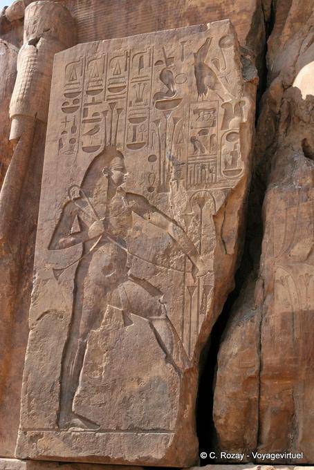 Deus Nile amarrando o papiro para unificar os dois Egypts, ao lado do trono, Memnon - Egipto
