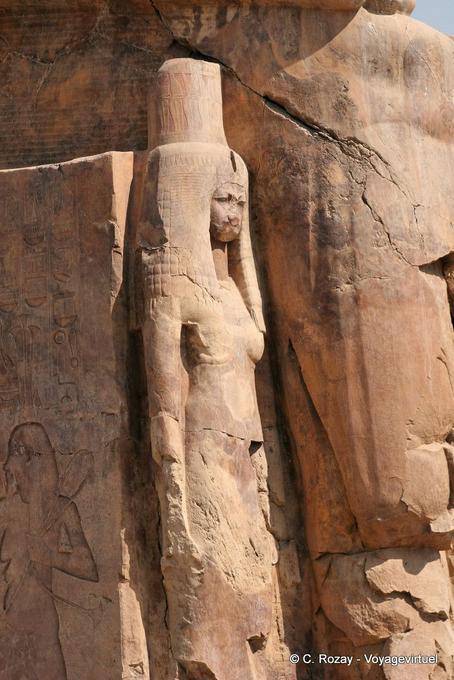 Tiye, esposa de Amenhotep III, Colossos de Memnon (à esquerda) - Egipto