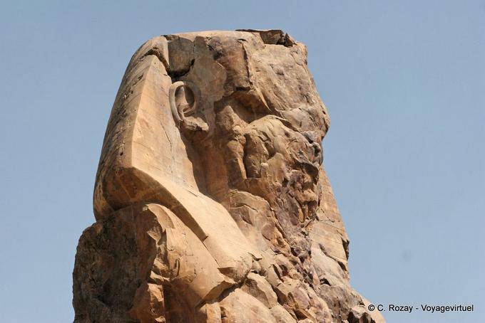 Quebrado lado que carrega o Nemes, Colosso de Memnon - Egipto