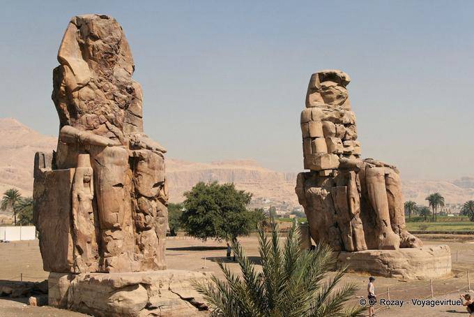 Tebas, os dois Colossi de Memnon, monumentais esculturas em pedra - Egipto