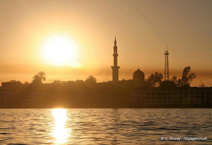 Nascer do sol sobre Luxor - Egipto