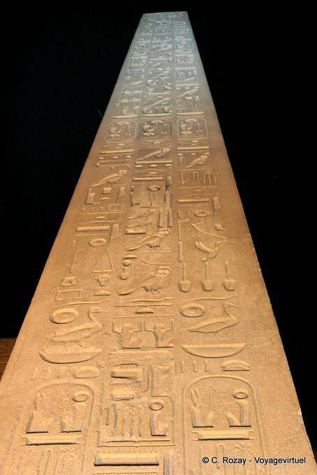 Obelisco de granito rosa, obelisco gêmeo adornando a Place de la Concorde, Templo de Luxor - Egipto