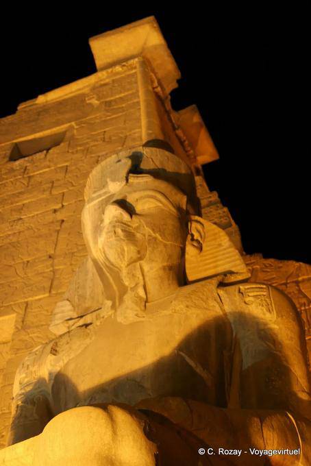 Perspectivas sobre a estátua de granito negro do rei Merneptah, filho de Ramsés II, Templo de Luxor - Egipto