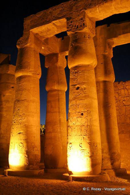 Colunas de papiro entre os mais antigos, Luxor - Egipto