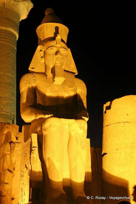 Estátua colossal de Ramsés II sentado em um trono, Luxor - Egipto