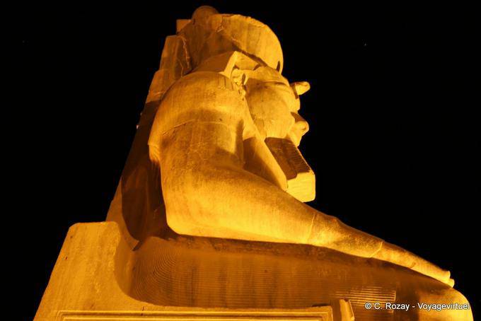 Ao pé de Ramsés II sessão colosso, visão noturna, Templo de Luxor - Egipto
